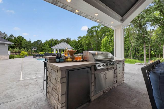 1214 Lakeshore Drive, Cedar Falls, IA 50613