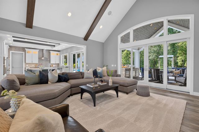 1214 Lakeshore Drive, Cedar Falls, IA 50613