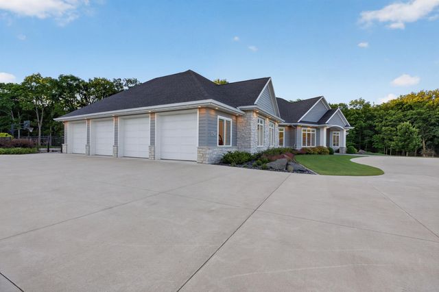 1214 Lakeshore Drive, Cedar Falls, IA 50613