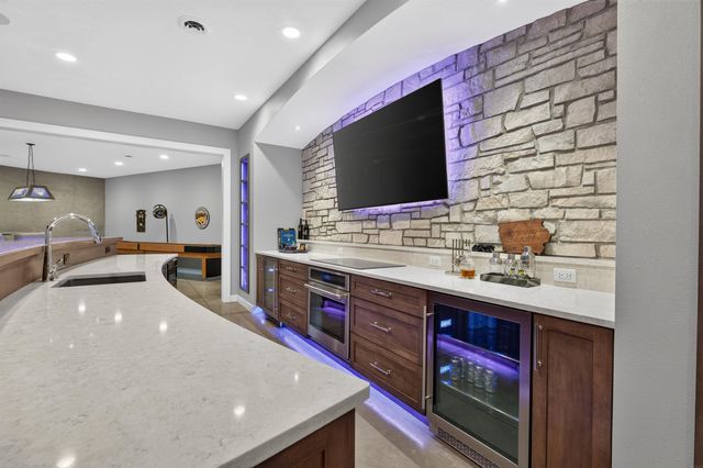 1214 Lakeshore Drive, Cedar Falls, IA 50613
