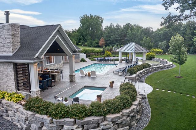 1214 Lakeshore Drive, Cedar Falls, IA 50613