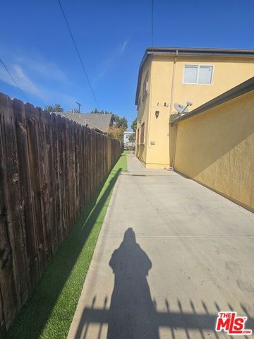 858 W 43rd Place, Los Angeles, CA 90037