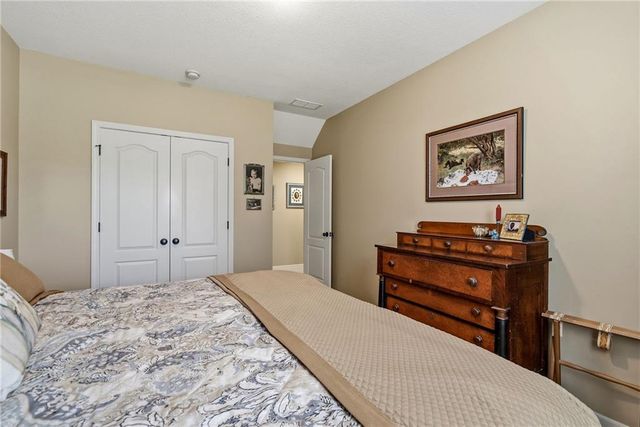 1522 Ventnor Lane, Raymore, MO 64083