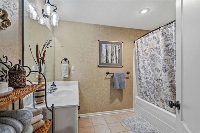 1522 Ventnor Lane, Raymore, MO 64083