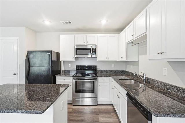 121 W Lexington Avenue, Griffin, GA 30223