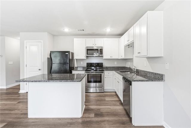 121 W Lexington Avenue, Griffin, GA 30223