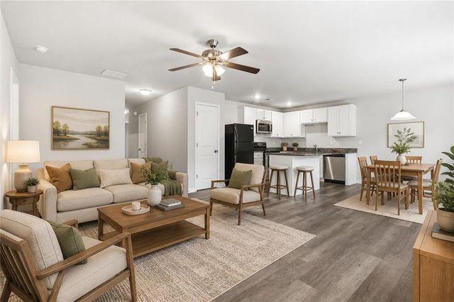 121 W Lexington Avenue, Griffin, GA 30223