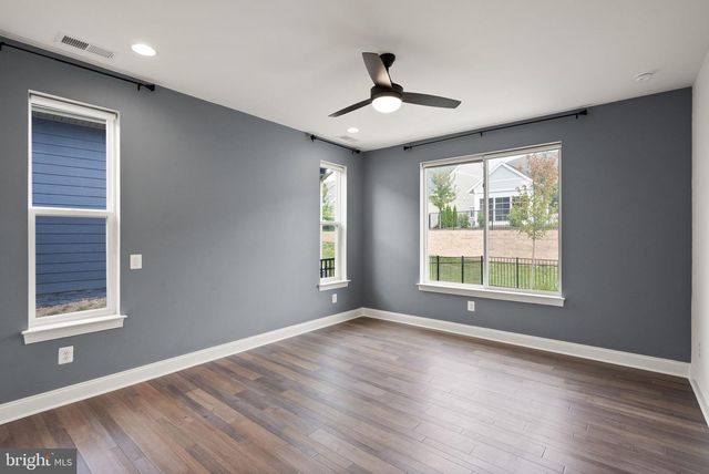 121 COWBIRD ST, Lake Frederick, VA 22630