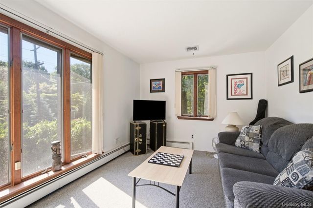 29 Vineyard Road, Huntington, NY 11743