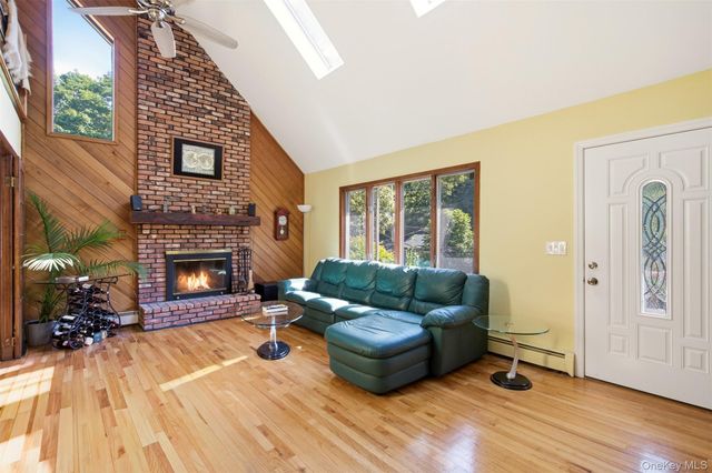 29 Vineyard Road, Huntington, NY 11743