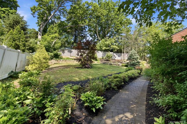 29 Vineyard Road, Huntington, NY 11743