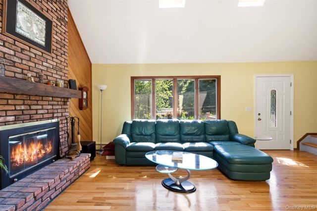 29 Vineyard Road, Huntington, NY 11743