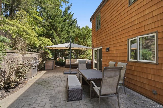 29 Vineyard Road, Huntington, NY 11743