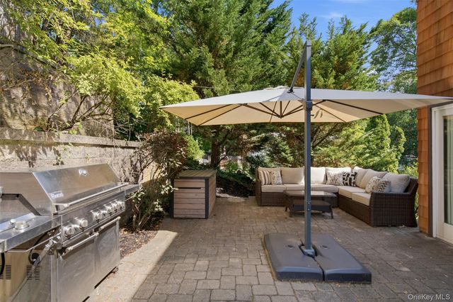 29 Vineyard Road, Huntington, NY 11743