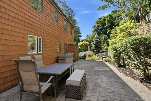 29 Vineyard Road, Huntington, NY 11743