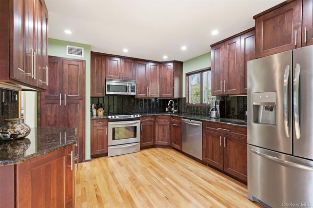 29 Vineyard Road, Huntington, NY 11743