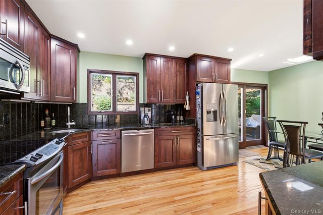 29 Vineyard Road, Huntington, NY 11743