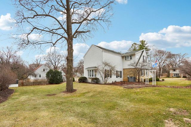 840 Kurtis DRIVE, Elm Grove, WI 53122