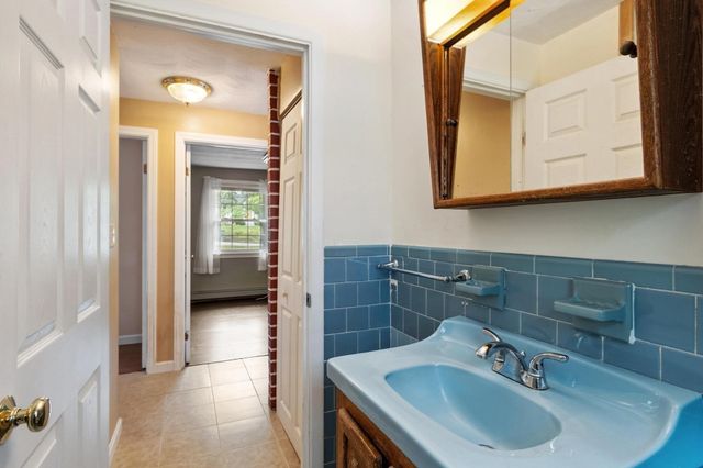 4 Algonquin Rd, Chelmsford, MA 01824