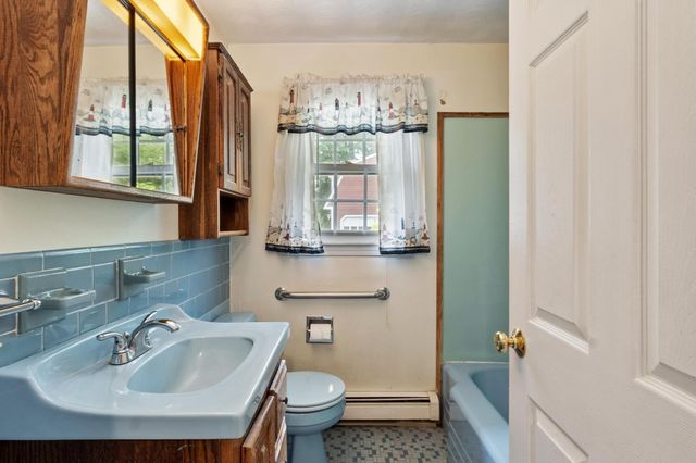 4 Algonquin Rd, Chelmsford, MA 01824