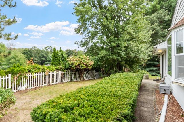 4 Algonquin Rd, Chelmsford, MA 01824