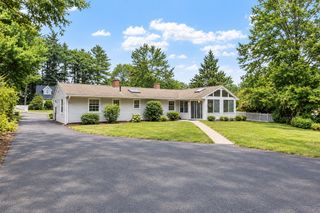 4 Algonquin Rd, Chelmsford, MA 01824