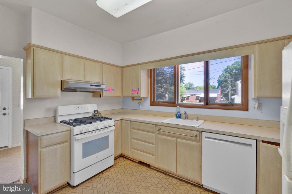 Image 12 of property listing at 2008 HILLCREST RD, Baltimore, MD 21207