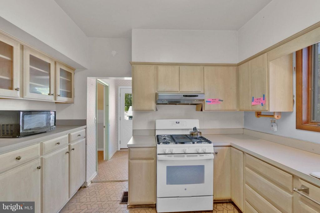 Image 13 of property listing at 2008 HILLCREST RD, Baltimore, MD 21207