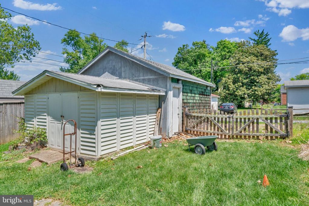 Image 37 of property listing at 2008 HILLCREST RD, Baltimore, MD 21207