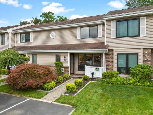 41 W Pond Court, Smithtown, NY 11787