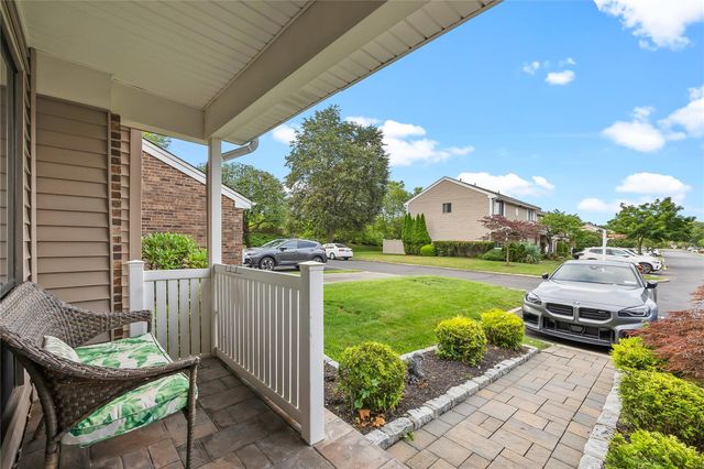 41 W Pond Court, Smithtown, NY 11787