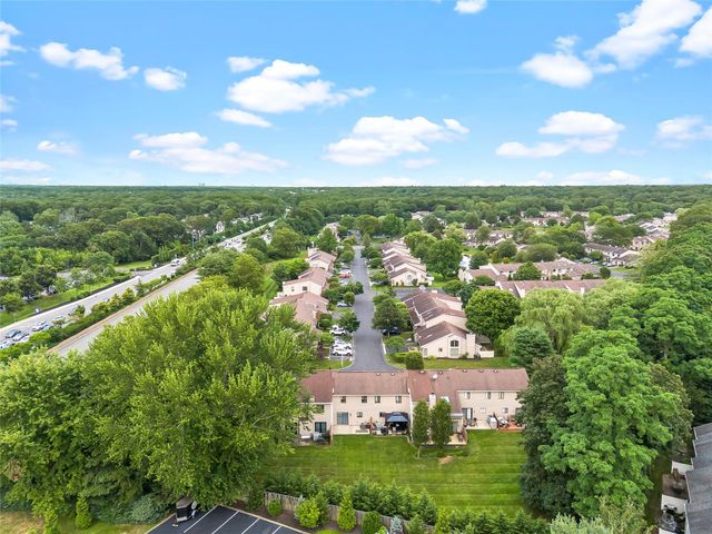 41 W Pond Court, Smithtown, NY 11787