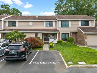 41 W Pond Court, Smithtown, NY 11787
