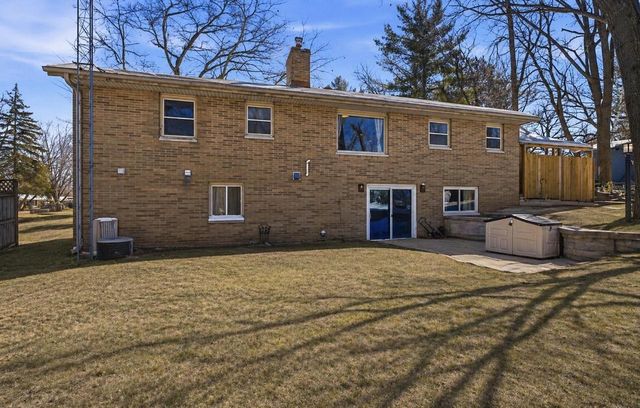 651 LEIGHTON ROAD, Waupaca, WI 54981