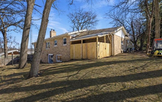 651 LEIGHTON ROAD, Waupaca, WI 54981