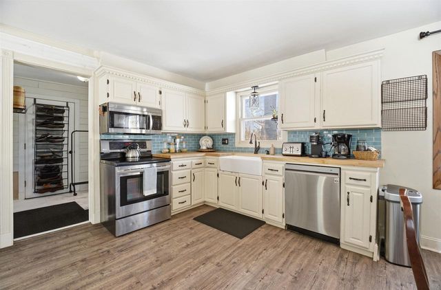 651 LEIGHTON ROAD, Waupaca, WI 54981