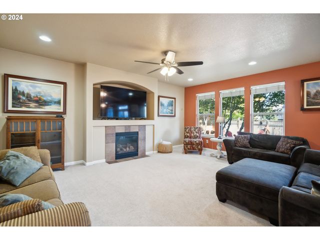 2048 N LOCUST St, Canby, OR 97013