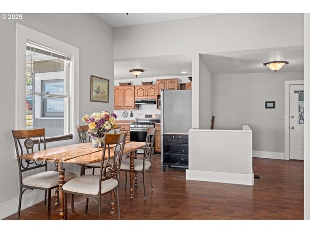 406 W C St, Rainier, OR 97048