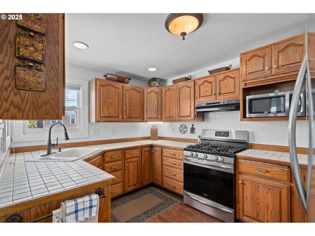 406 W C St, Rainier, OR 97048