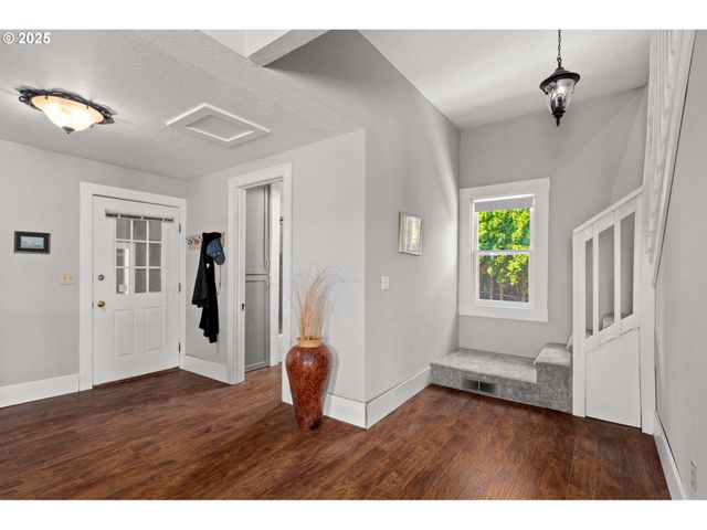 406 W C St, Rainier, OR 97048