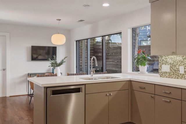 965 Easton Place, Dallas, TX 75218