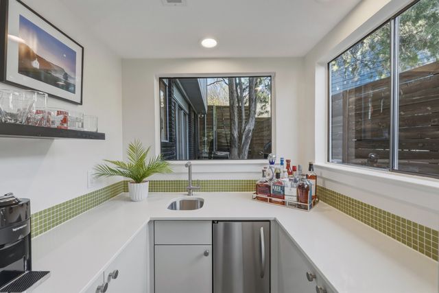 965 Easton Place, Dallas, TX 75218