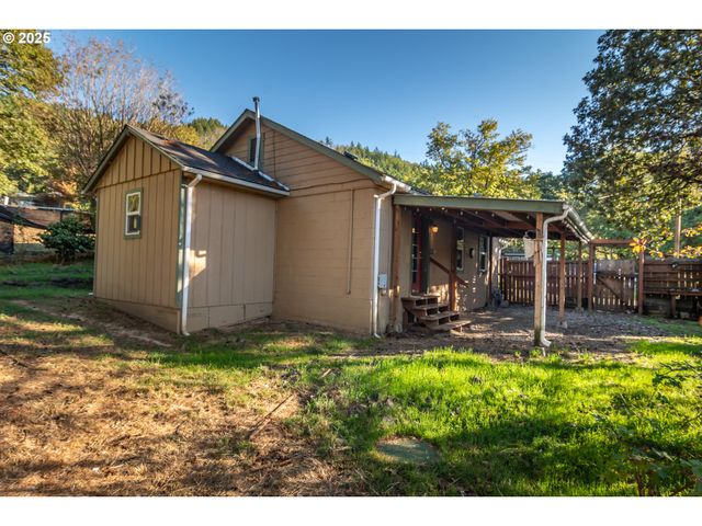 839 UNION GAP LOOP Rd, Oakland, OR 97462