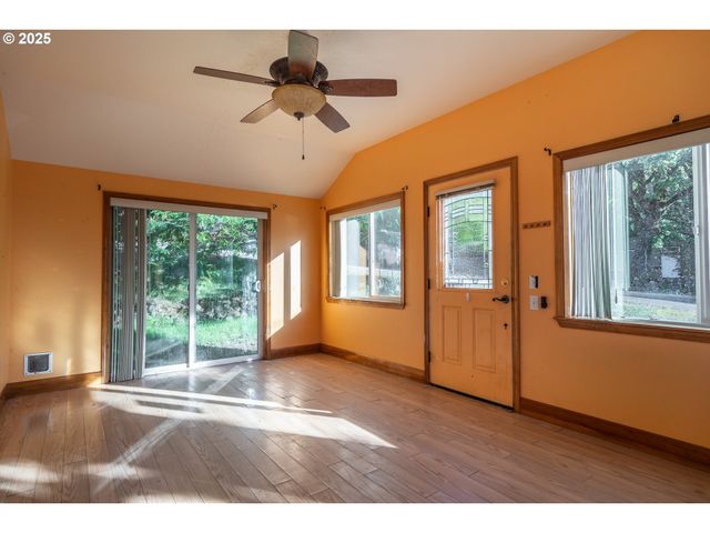 839 UNION GAP LOOP Rd, Oakland, OR 97462