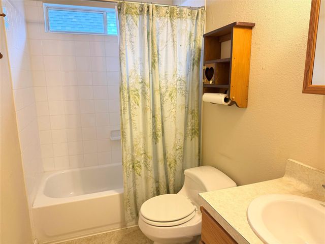 396 Newcom Lane, Sealy, TX 77474
