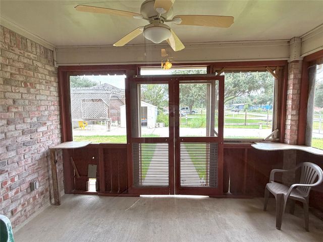 396 Newcom Lane, Sealy, TX 77474