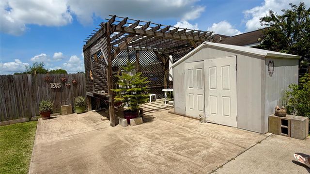 396 Newcom Lane, Sealy, TX 77474