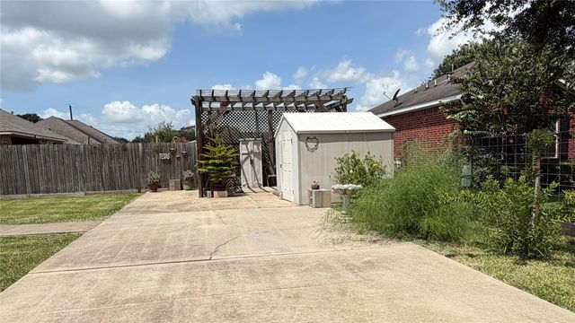 396 Newcom Lane, Sealy, TX 77474