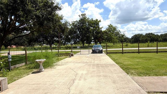 396 Newcom Lane, Sealy, TX 77474