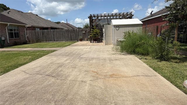 396 Newcom Lane, Sealy, TX 77474